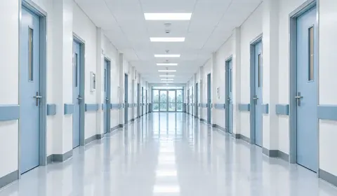 Corredor claro e organizado de um ambiente hospitalar