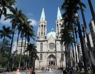 Fachada da Catedral da Sé, vista da Praça da Sé, São Paulo.