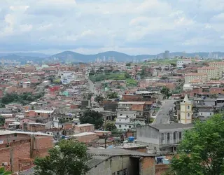 Vista de Carapicuíba, com prédios de Barueri e a Serra da Cantareira ao fundo.