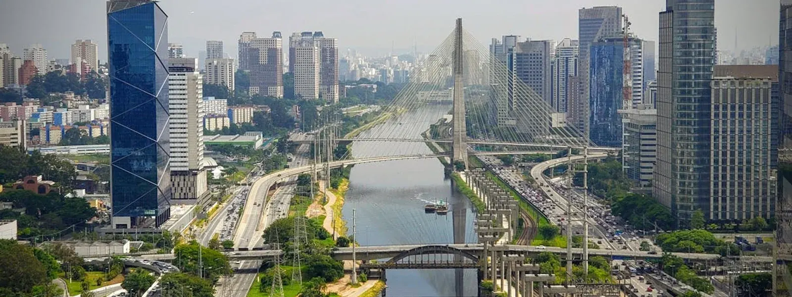 Ponte Estaiada e edifícios de São Paulo